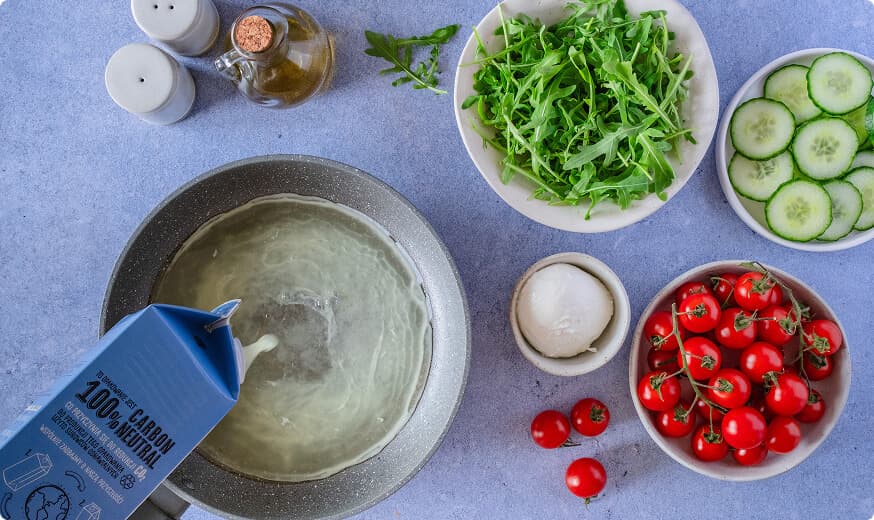 Fit omlet z białek z warzywami i mozzarellą