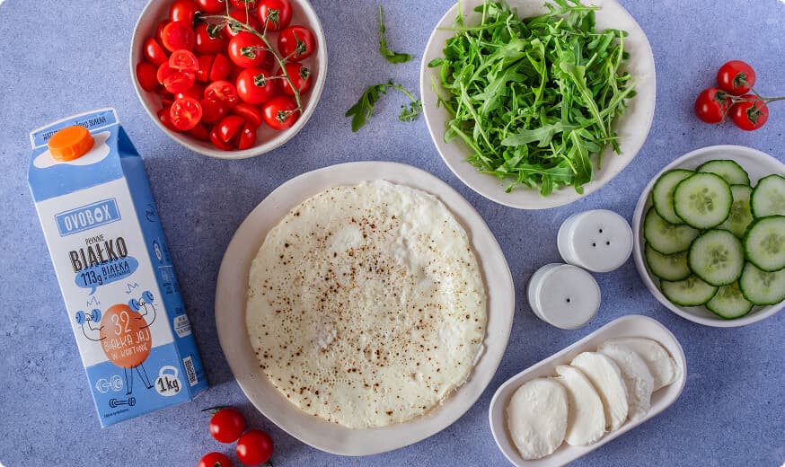 Fit omlet z białek z warzywami i mozzarellą