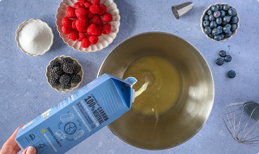 Gniazdka bezowe z kremem i owocami