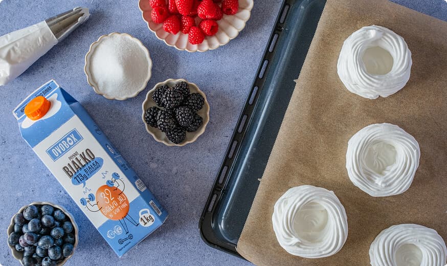 Gniazdka bezowe z kremem i owocami