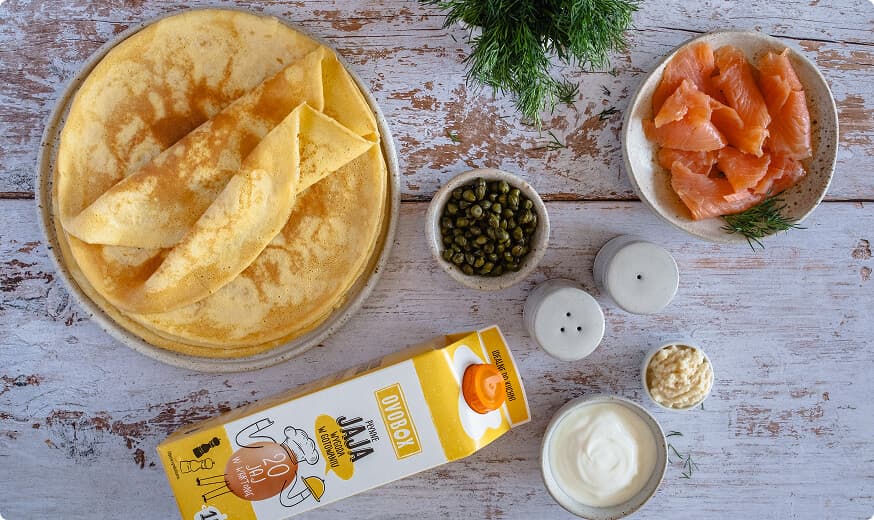 Śniadaniowe naleśniki z wędzonym łososiem